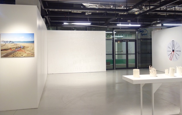 exposition des mots suspendus, au centre d'art Espace Jacques Villeglé, Saint-Gratien, 2019