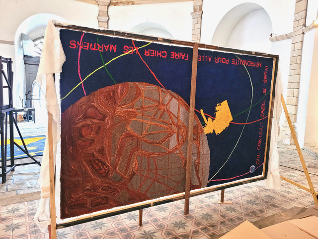 Tapis Martien, en cours de réalisation pendant l'exposition Marcher dans l'espace, 2025