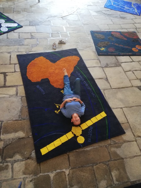 une humaine allongée dans l'espace...